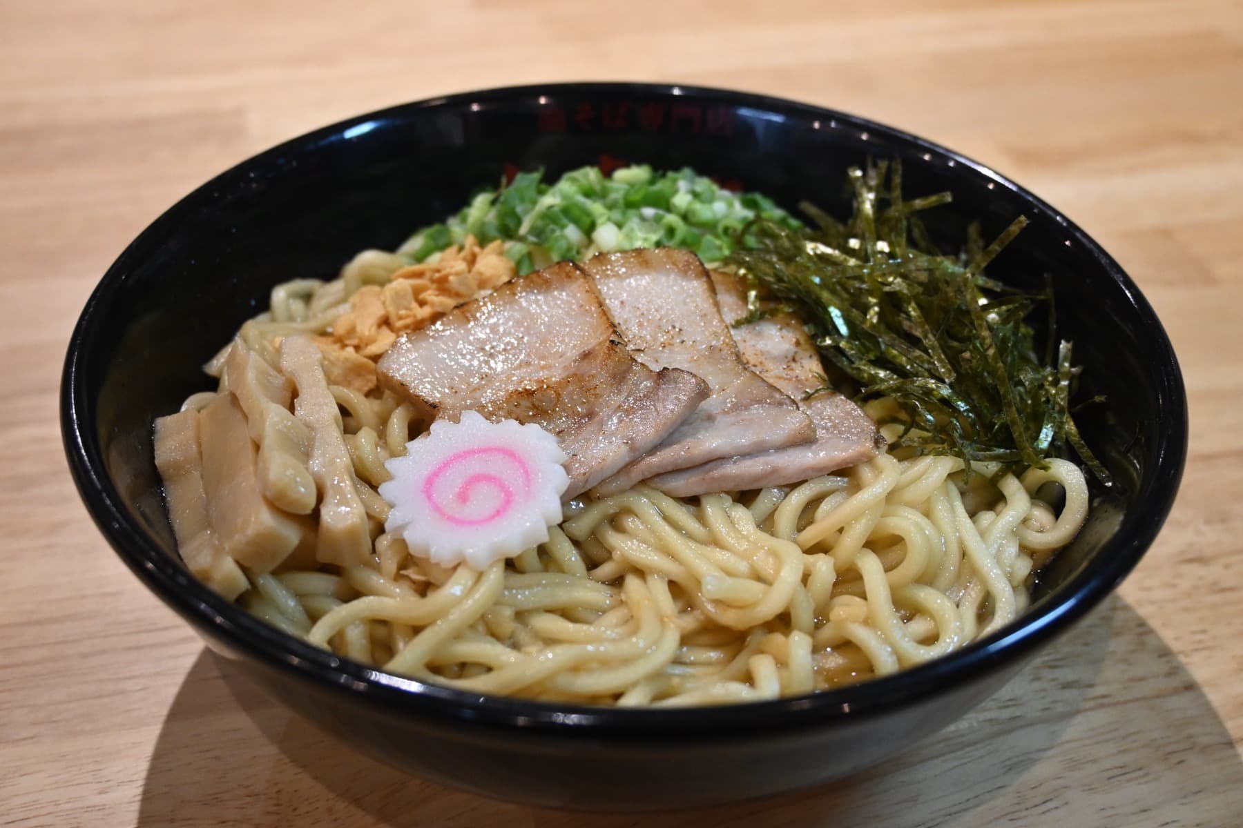 自来也の油そば こってり背脂にんにく